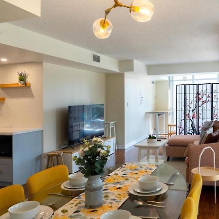 Large 2 Bedrooms Besides Cn Tower 多伦多 外观 照片