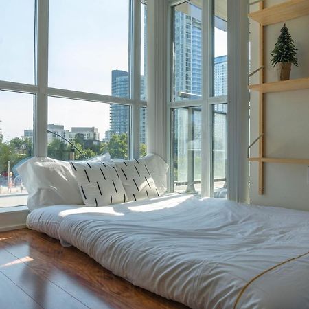 Large 2 Bedrooms Besides Cn Tower 多伦多 外观 照片