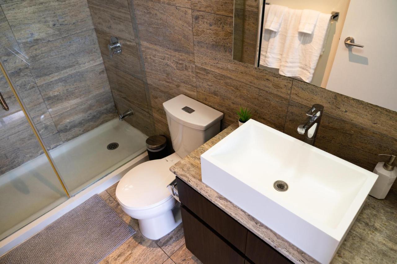 Large 2 Bedrooms Besides Cn Tower 多伦多 外观 照片
