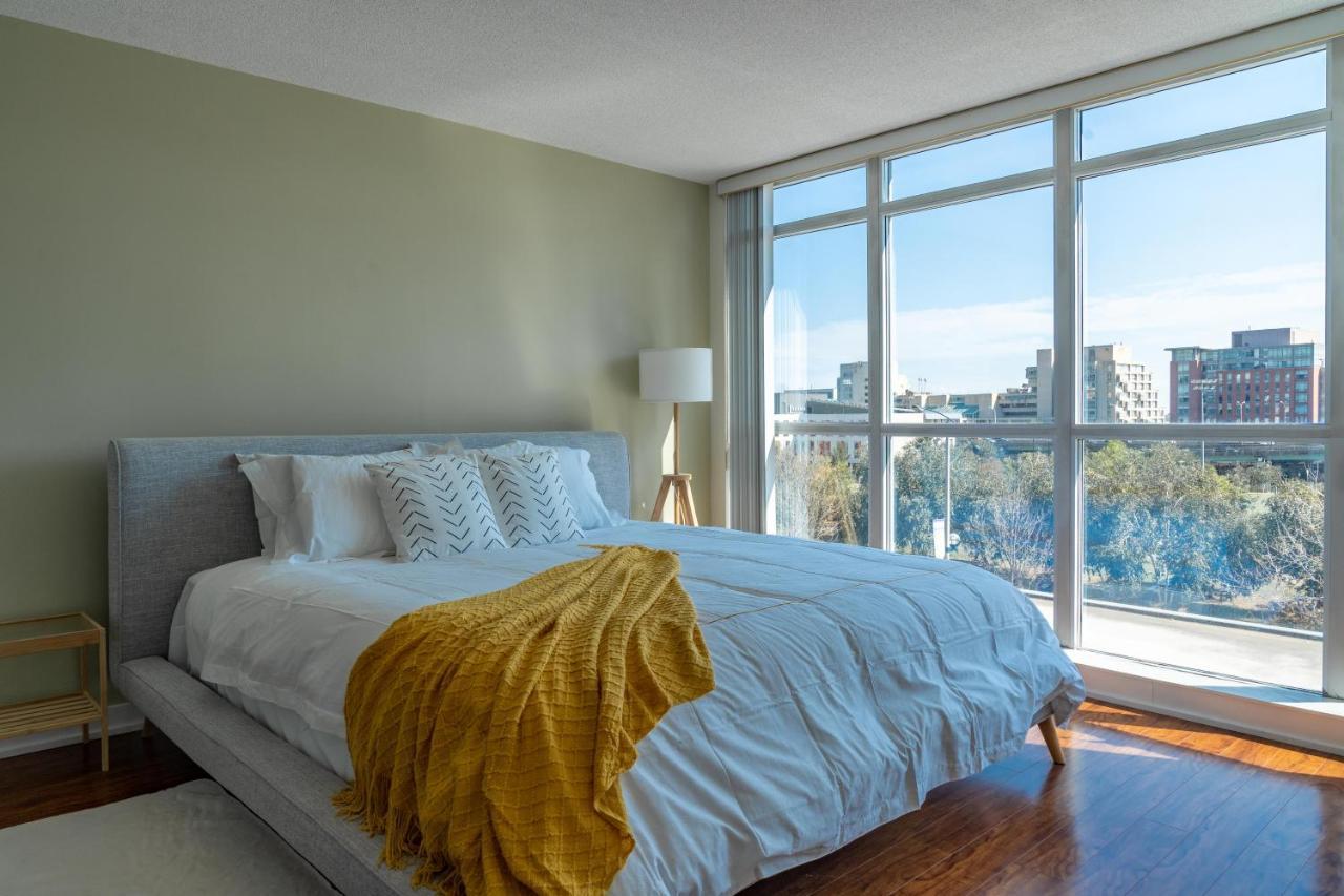 Large 2 Bedrooms Besides Cn Tower 多伦多 外观 照片