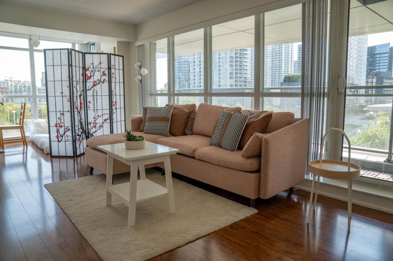 Large 2 Bedrooms Besides Cn Tower 多伦多 外观 照片