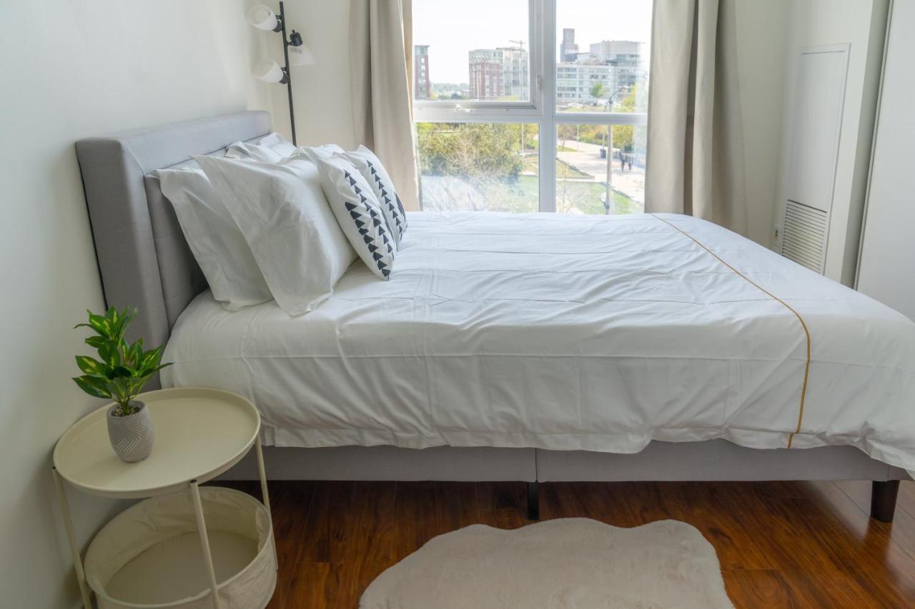 Large 2 Bedrooms Besides Cn Tower 多伦多 外观 照片