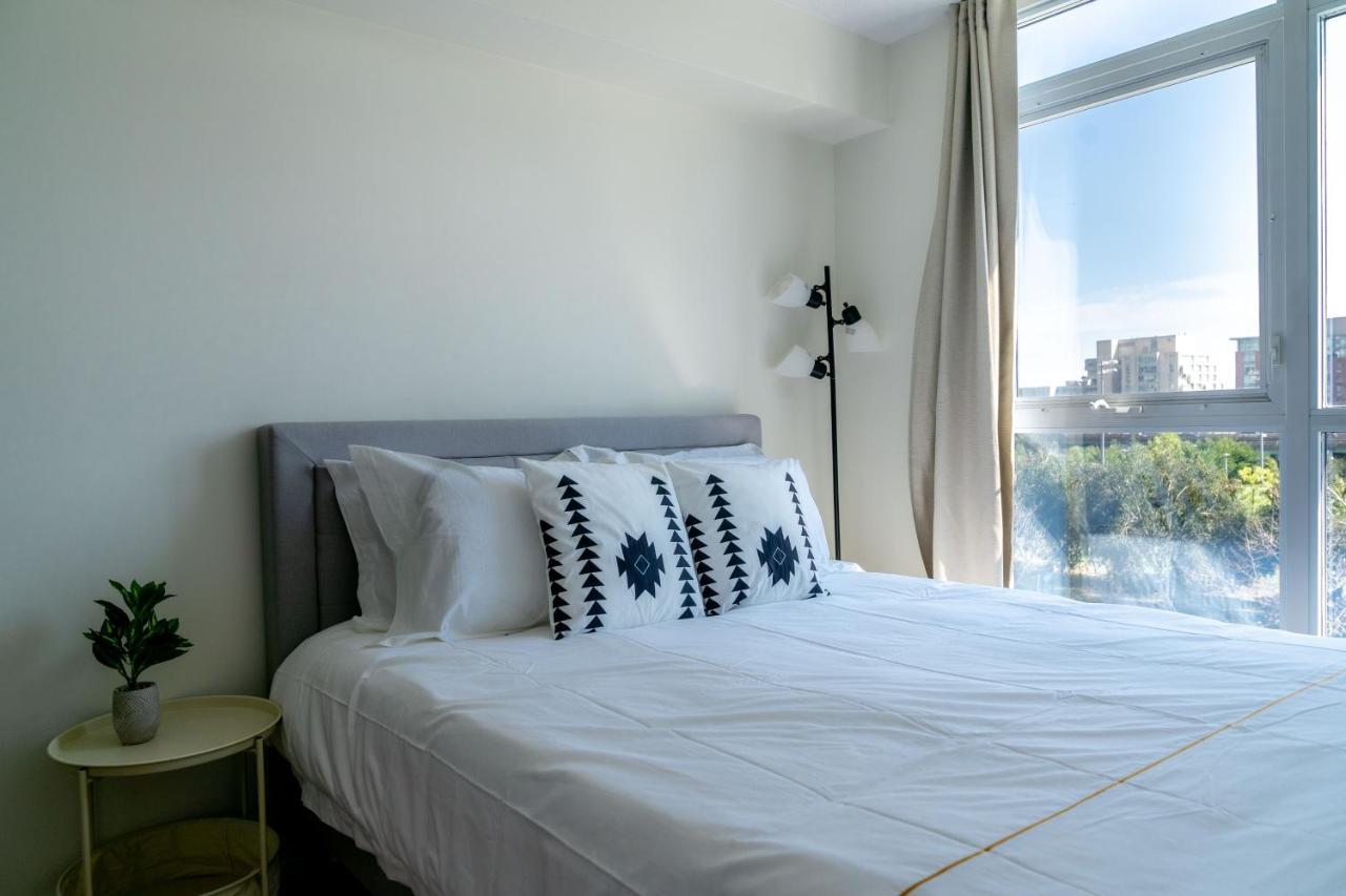 Large 2 Bedrooms Besides Cn Tower 多伦多 外观 照片