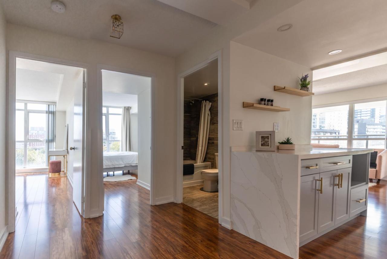 Large 2 Bedrooms Besides Cn Tower 多伦多 外观 照片