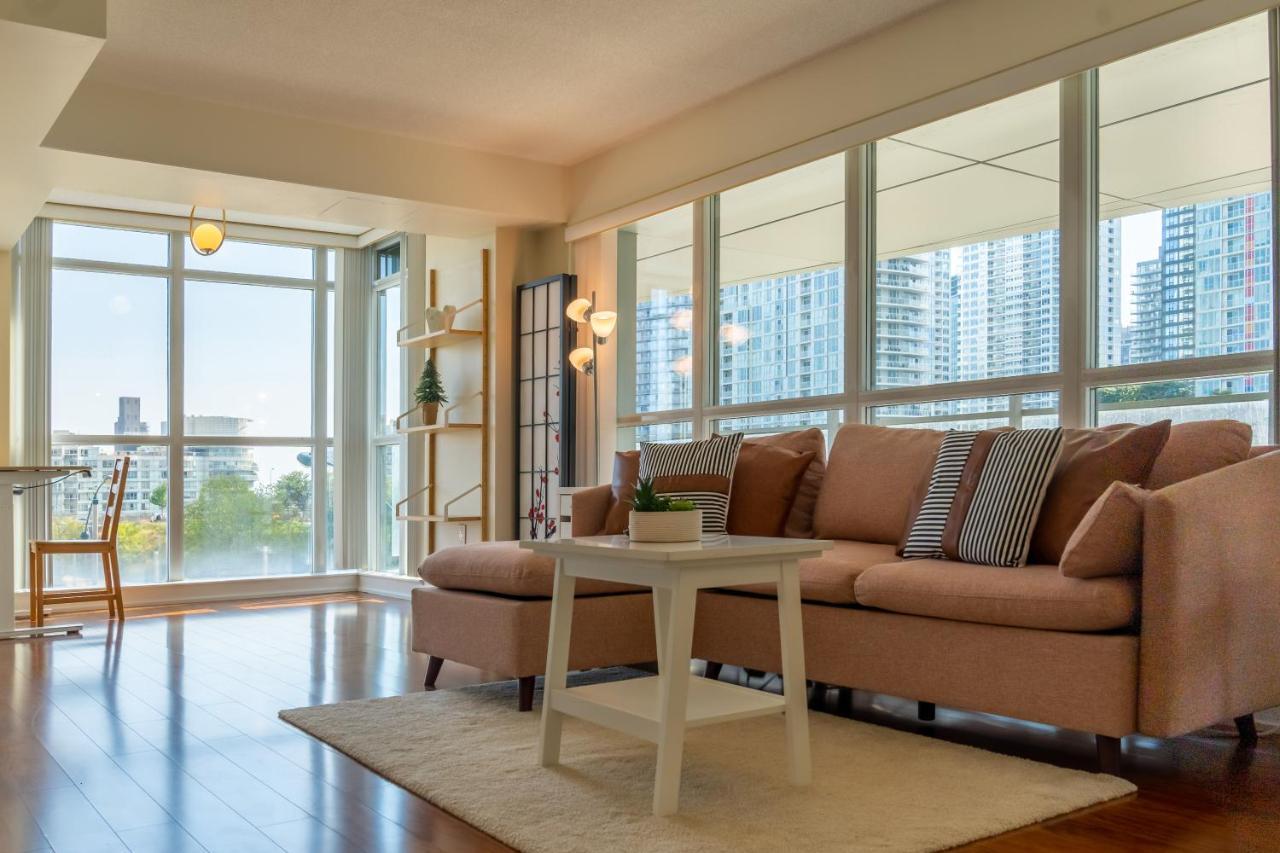 Large 2 Bedrooms Besides Cn Tower 多伦多 外观 照片