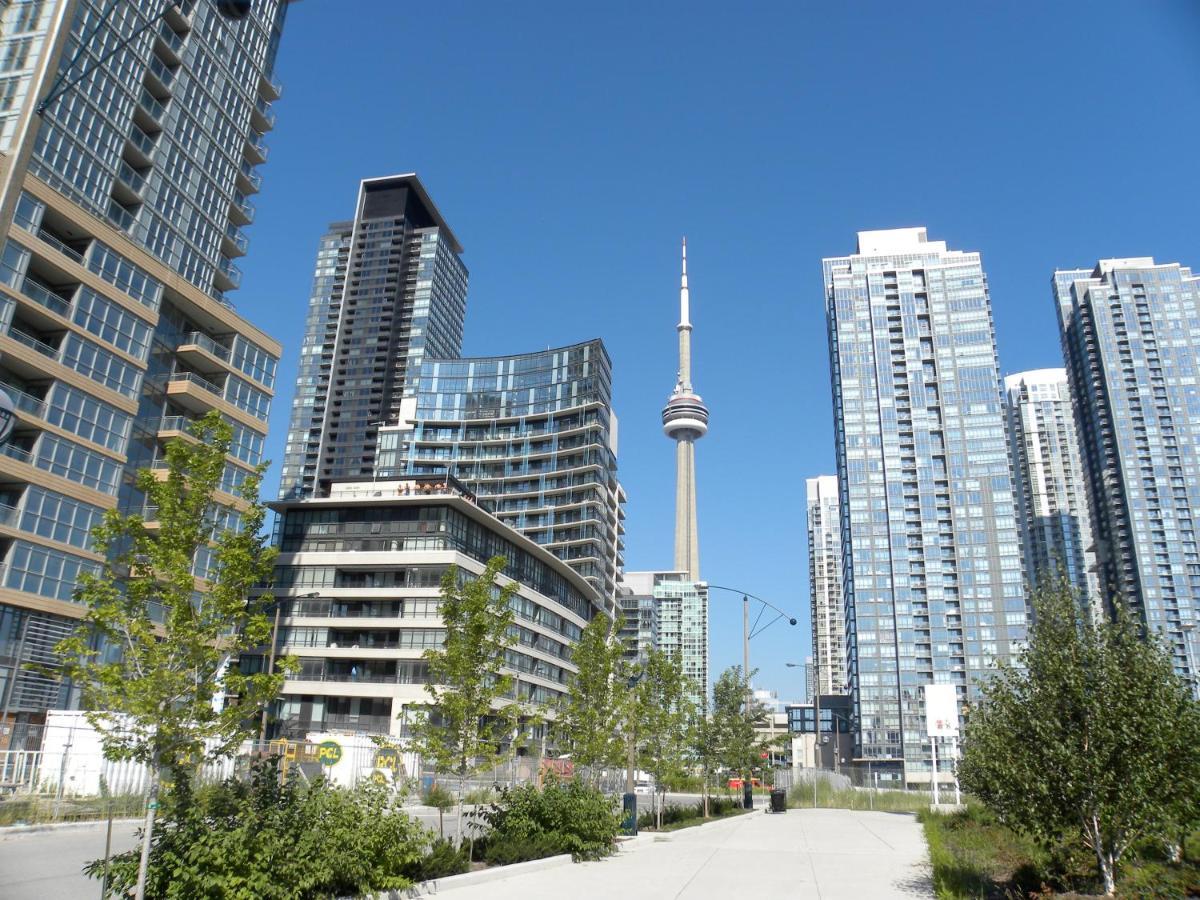 Large 2 Bedrooms Besides Cn Tower 多伦多 外观 照片