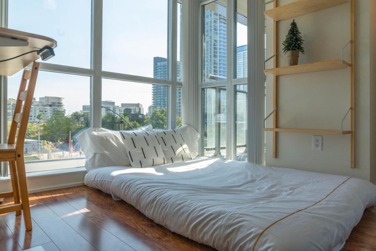 Large 2 Bedrooms Besides Cn Tower 多伦多 外观 照片
